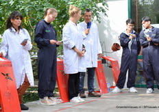 De jury neemt alles goed in zich op terwijl het team druk in de weer is.